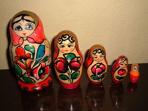 Ensemble floral de poupées russes