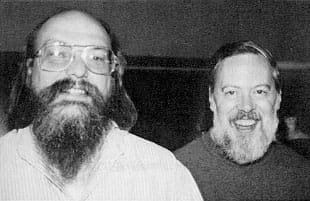 Dennis Ritchie (debout) et Ken Thompson devant un PDP-11 en 1972 Chez Bell.